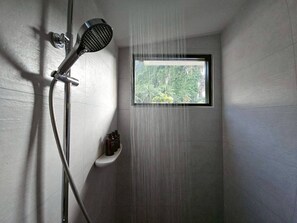 Dusche, Haartrockner, Bidet, Handtücher