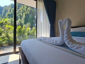 Escritorio, tabla de planchar con plancha, wifi gratis y ropa de cama 