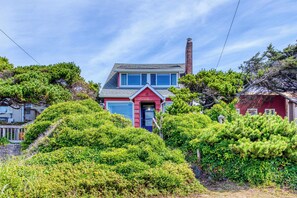 Exterior - Convenient Home with Ocean View and Great Location Close to Beach Access Town (Rockaway Beach)
