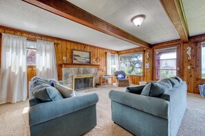 TV - Convenient Home with Ocean View and Great Location Close to Beach Access Town (Rockaway Beach)