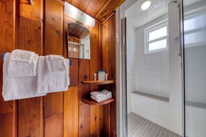 Shower, hair dryer, towels, shampoo - Convenient Home with Ocean View and Great Location Close to Beach Access Town (Rockaway Beach)