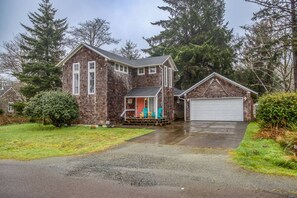 Exterior - Inviting house near the beach with private hot tub and game room (Rockaway Beach)