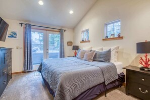 4 bedrooms, iron/ironing board, travel cot, WiFi - Inviting house near the beach with private hot tub and game room (Rockaway Beach)