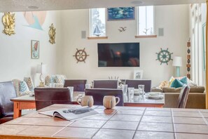 Dining - Inviting house near the beach with private hot tub and game room (Rockaway Beach)