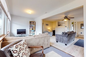 TV, DVD player, offices - Ocean view home with prime walkable location near beach and town 2 dogs OK (Rockaway Beach)