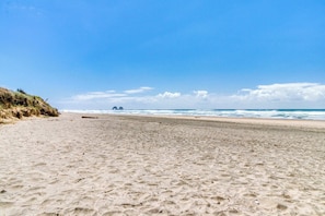 Beach nearby - Ocean view home with prime walkable location near beach and town 2 dogs OK (Rockaway Beach)