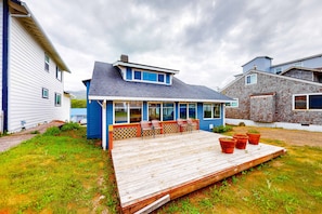 Terrace/patio - Ocean view home with prime walkable location near beach and town 2 dogs OK (Rockaway Beach)