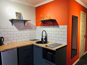 Twin Room | Private kitchen | Oven - Rise Tokio Hotel  (Almaty)