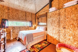 Een bureau, een strijkplank/strijkijzer, wifi, beddengoed