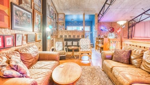 Un accogliente soggiorno con divani in pelle, un tavolino da caffè e una parete decorata in blu.