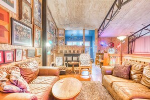 Lobby - Incredibly Unique Bar Inspired Home with Private Hot Tub and near the Beach Dogs OK (Rockaway Beach)