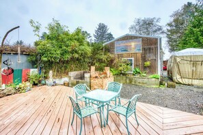Outdoor dining - Incredibly Unique Bar Inspired Home with Private Hot Tub and near the Beach Dogs OK (Rockaway Beach)