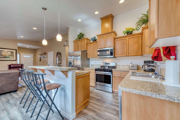 Jääkaappi, mikroaaltouuni, uuni, liesi