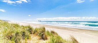 Newly built dog friendly house near the beach with private grill and patio