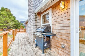 Terrace/patio - Family and dog friendly home near the beach with disability access (Rockaway Beach)