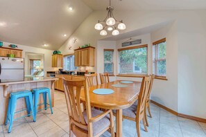 Dining - Family and dog friendly home near the beach with disability access (Rockaway Beach)