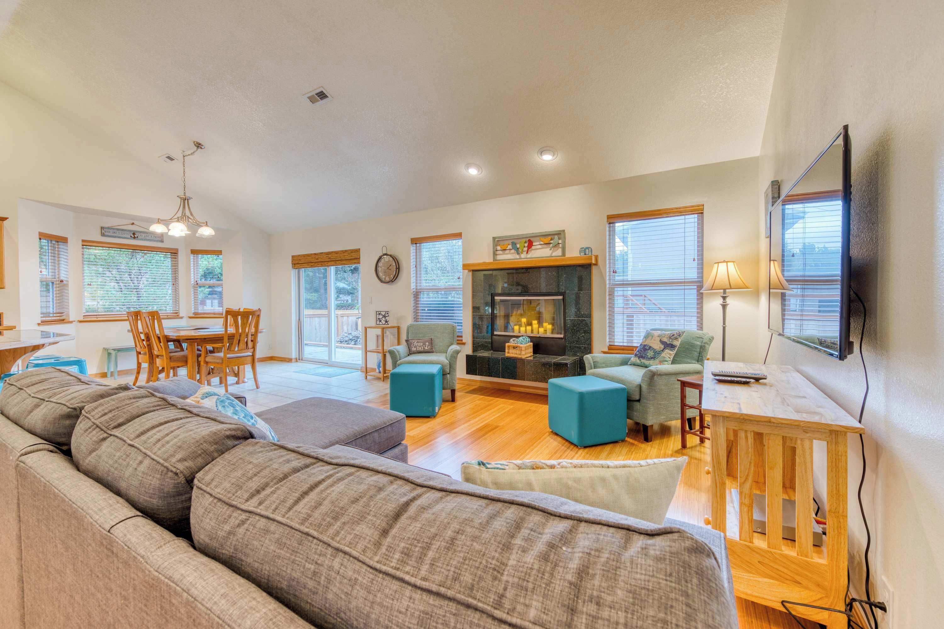 Télévision, cheminée, lecteur de DVD, espaces bureaux