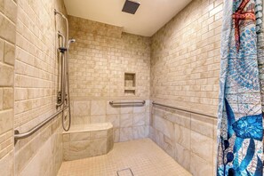 Shower, hair dryer, towels, shampoo - Family and dog friendly home near the beach with disability access (Rockaway Beach)