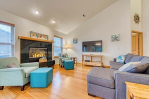 TV, fireplace, DVD player, offices - Family and dog friendly home near the beach with disability access (Rockaway Beach)