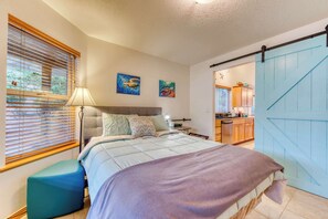 Desk, WiFi, bed sheets, wheelchair access - Family and dog friendly home near the beach with disability access (Rockaway Beach)