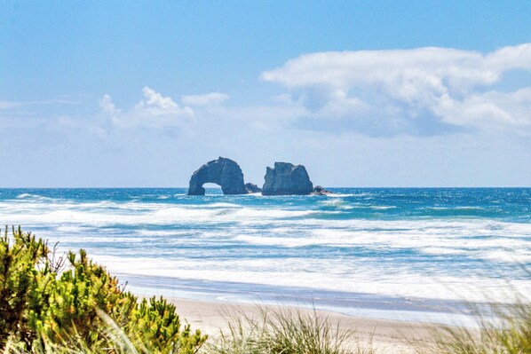 Beach nearby - Relax and Enjoy Expansive Ocean Views from Your Own Private Retreat (Rockaway Beach)