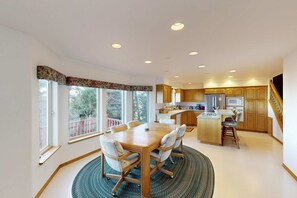 Dining - Relax and Enjoy Expansive Ocean Views from Your Own Private Retreat (Rockaway Beach)