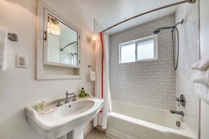 Douche, sèche-cheveux, serviettes fournies, shampoing