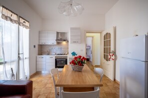 Geladeira, fogão, cooktop, talheres/pratos/utensílios de cozinha