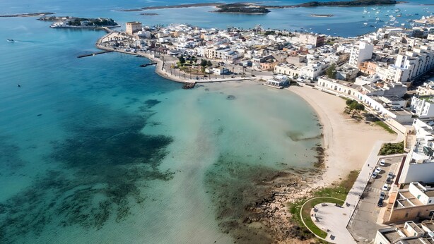 An aerial view of a coastal town with a beach, marina, and historic buildings. - Holiday Home 'Villa Serèa' with Shared Garden and Air Conditioning (Scala di Furno)