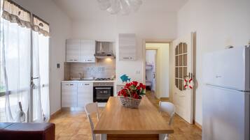 Kjøleskap, ovn, kokeplater og kjøkkenutstyr