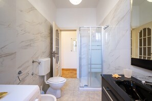 Dusche, kostenlose Toilettenartikel, Haartrockner, Handtücher