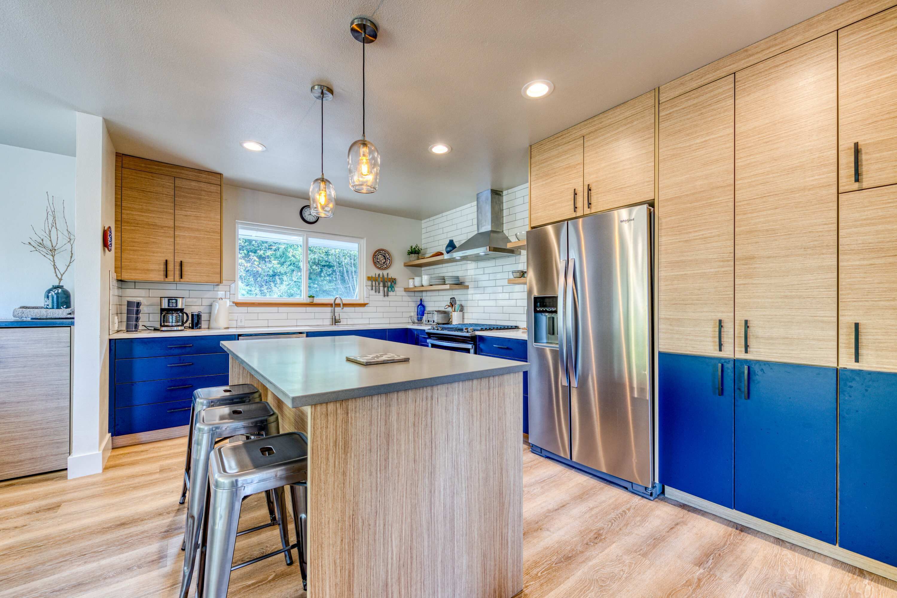 Frigorífico, microondas, horno y placa de cocina