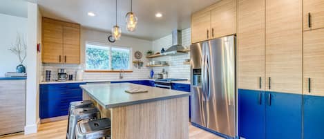 Frigorífico, microondas, horno y placa de cocina