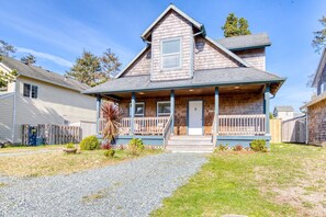 Exterior - Modern dog friendly house with private hot tub gas fireplace and free WiFi (Rockaway Beach)