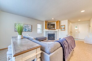 TV, fireplace, offices - Modern dog friendly house with private hot tub gas fireplace and free WiFi (Rockaway Beach)