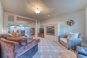 TV, fireplace, DVD player, offices - Home near the beach with fire pit gas fireplace and ping pong (Rockaway Beach)