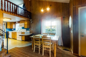 Fridge, microwave, oven, stovetop - Charming dog friendly getaway with a full kitchen and firepit walk to the beach (Rockaway Beach)
