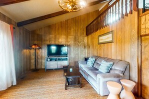 TV, offices - Charming dog friendly getaway with a full kitchen and firepit walk to the beach (Rockaway Beach)