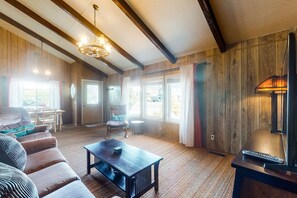 TV, offices - Charming dog friendly getaway with a full kitchen and firepit walk to the beach (Rockaway Beach)