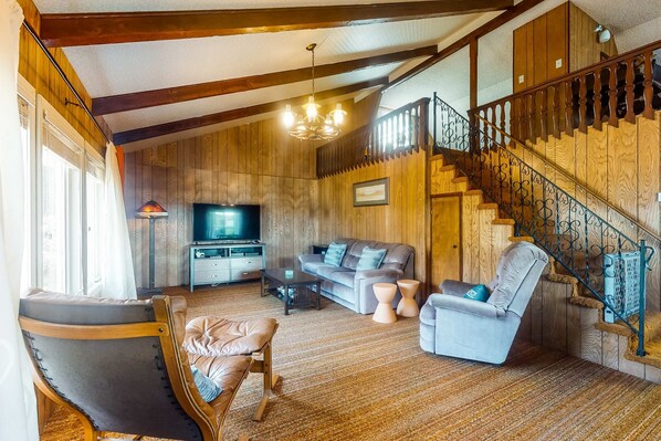 TV, offices - Charming dog friendly getaway with a full kitchen and firepit walk to the beach (Rockaway Beach)