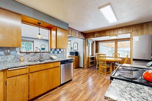 冷蔵庫、電子レンジ、オーブン、コンロ