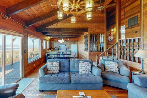 Oceanfront house with amazing views and short walk to downtown dogs welcome