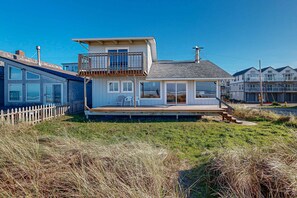 Exterior - Oceanfront house with amazing views and short walk to downtown dogs welcome (Rockaway Beach)