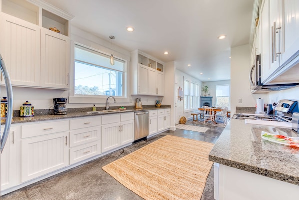 Jääkaappi, mikroaaltouuni, uuni, liesi