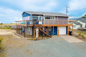 Exterior - Oceanfront house with private beach access and amazing ocean views dog friendly (Rockaway Beach)