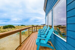 Property grounds - Oceanfront house with private beach access and amazing ocean views dog friendly (Rockaway Beach)