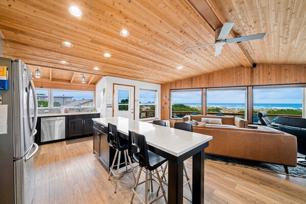 Interior - Oceanfront house with private beach access and amazing ocean views dog friendly (Rockaway Beach)