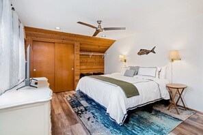 3 bedrooms, iron/ironing board, WiFi, bed sheets - Oceanfront house with private beach access and amazing ocean views dog friendly (Rockaway Beach)