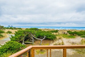 Property grounds - Oceanfront house with private beach access and amazing ocean views dog friendly (Rockaway Beach)