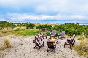 Property grounds - Oceanfront house with private beach access and amazing ocean views dog friendly (Rockaway Beach)